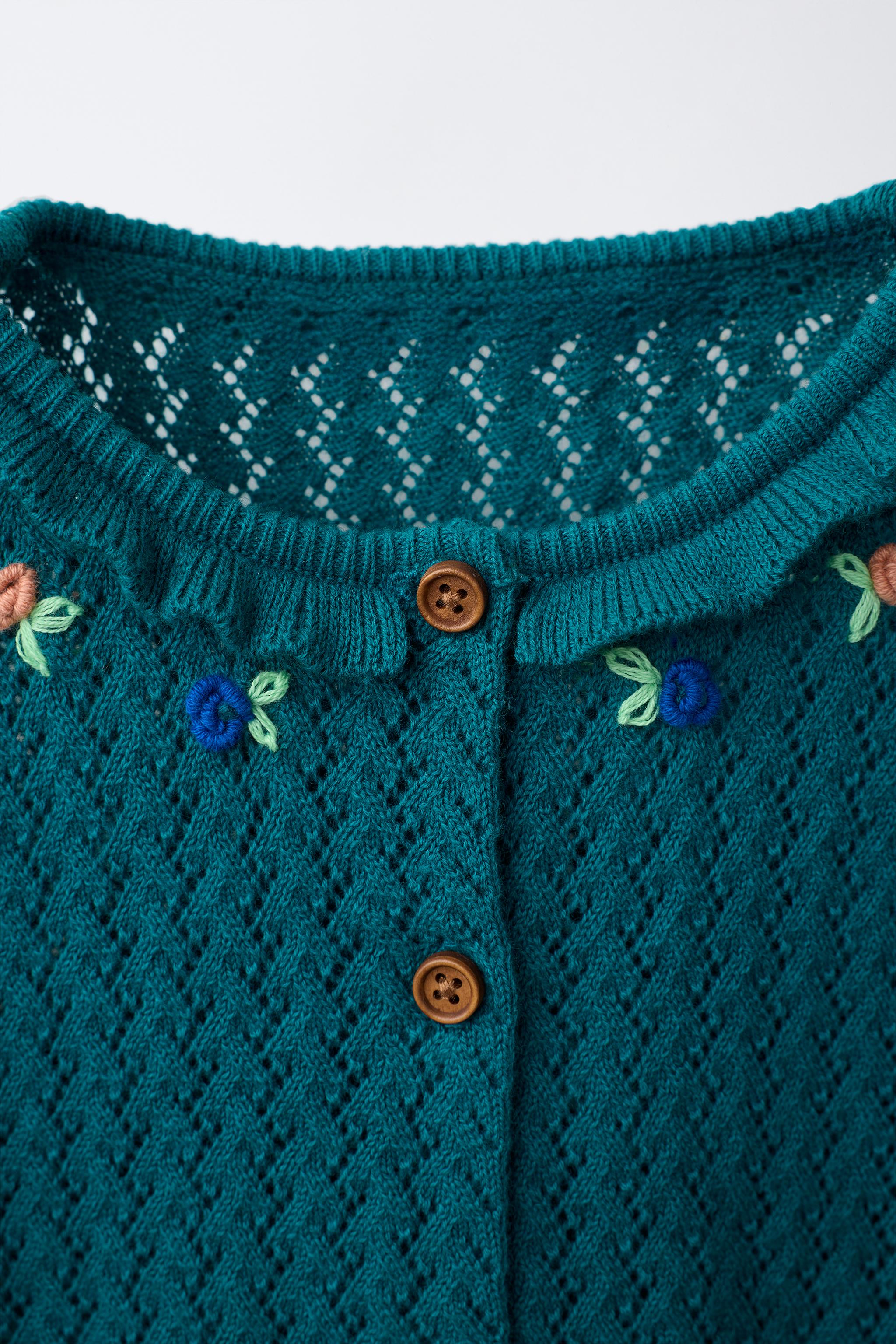 GILET EN MAILLE À VOLANT ET BRODERIES COTON LIN